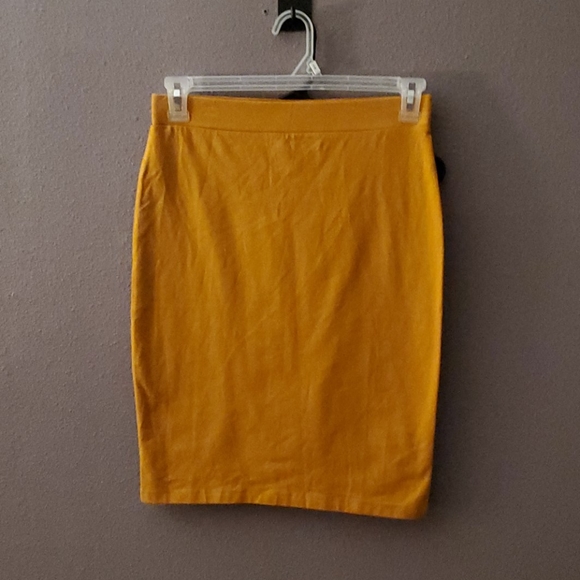 An orange pencil skirt - Picture 2 of 2